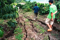 Cận cảnh đất “há miệng” khiến người dân kinh hãi