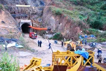 Sập hầm thủy điện ở Lâm Đồng, 11 người mắc kẹt