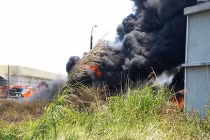 Cháy kinh hoàng tại bãi lốp xe kề đường tàu 