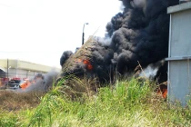 Cháy kinh hoàng tại bãi lốp xe kề đường tàu 