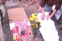 Phẫn nộ bé sơ sinh chết trong túi xách kề đường tàu