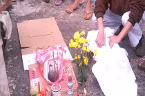 Phẫn nộ bé sơ sinh chết trong túi xách kề đường tàu