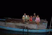 Cảnh rơi nước mắt của gia đình nghèo trên mặt nước Thu Bồn