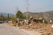 Lật xe gỗ, 3 người chết, 3 người trọng thương