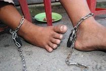 Cha ruột hàn kín cửa, nhốt con gái 21 tuổi trong nhà