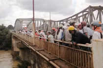 Vô cớ đạp người đi đường xuống sông mất tích