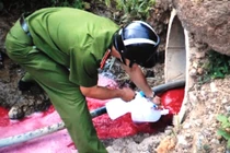 Nước đỏ như máu từ công ty đổ ra suối