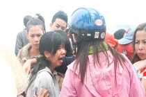 Năm người con khóc lóc tìm xác cha trên biển