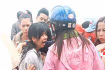 Năm người con khóc lóc tìm xác cha trên biển