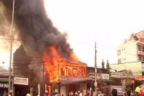 Nhà chủ tịch huyện Krông Nô chìm trong biển lửa