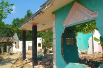 Cả buôn làng đập phá nhà cửa, tháo chạy vì sợ ma ám