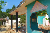 Cả buôn làng đập phá nhà cửa, tháo chạy vì sợ ma ám