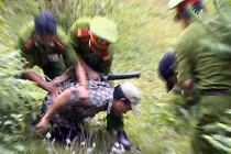 Nghi can giết người, “cướp” bạn gái trốn vào rừng đầu thú