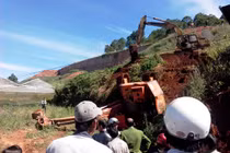 Lật máy xúc đè bẹp tài xế 