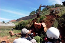 Lật máy xúc đè bẹp tài xế 