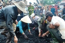 Cả nhà lọ mọ bới tro tìm vàng sau cháy nhà