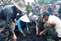 Cả nhà lọ mọ bới tro tìm vàng sau cháy nhà