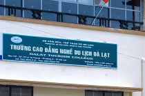 Lại nóng Hiệu trưởng Trường CĐ dùng bằng thạc sĩ rởm