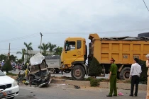 “Hung thần” nghiền nát xe khách, 12 người nhập viện