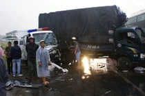 Xe tải đâm vỡ đầu xe công, một công an tử vong