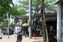 Lốp xe nổ như bom, bắn kim loại, người bơm tử nạn