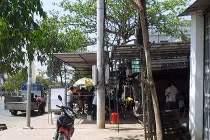 Lốp xe nổ như bom, bắn kim loại, người bơm tử nạn