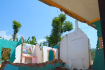 Sợ "ma", ùn ùn đập phá nhà, bỏ buôn sống vật vờ