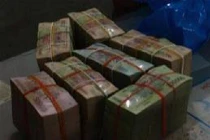 Đeo kính đen, bịt mặt tới ngân hàng cướp 100 triệu đồng