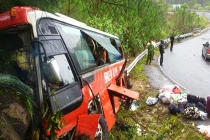 Kinh hoàng xe khách đâm vách núi, 48 người thương vong