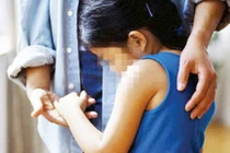 Đi xin bơm nước “dê” luôn bé gái 8 tuổi