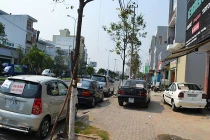 Đà Nẵng: Vì sao xế hộp rao bán vỉa hè như mớ rau?