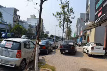 Đà Nẵng: Vì sao xế hộp rao bán vỉa hè như mớ rau?