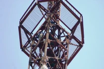 Trai trẻ lên đỉnh cột bưu điện 100m tự tử vì... vợ giận