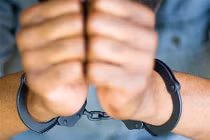 Cán bộ công an bị đánh mẻ 2 răng cửa