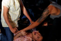 Hiếp dâm xong ngoan ngoãn đi đầu thú