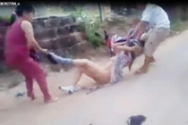 Đánh ghen, kéo phụ nữ không áo tới ủy ban xã