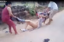 Đánh ghen, kéo phụ nữ không áo tới ủy ban xã