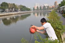 Háo hức thả cá chép ra sông