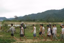 Dùng dao kè cổ cán bộ, 45 con nghiện trốn khỏi trại