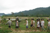 Dùng dao kè cổ cán bộ, 45 con nghiện trốn khỏi trại