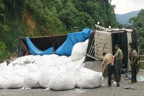 Xe tải từ mỏ bô xít lật nhào, đè chết người