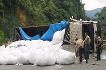 Xe tải từ mỏ bô xít lật nhào, đè chết người