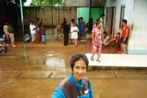 Một gia đình nhận nuôi gần 400 người điên