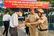 Sĩ tử bất ngờ vì được CSGT tặng bút, thước