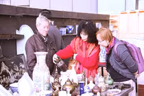 Lùng hàng hiếm tại chợ đồ cổ lớn nhất Hà Nội