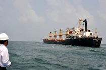 Cận cảnh những "tàu ma" khủng mắc cạn ở VN