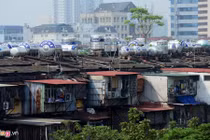 “Bom tấn” chi chít trên nóc nhà tập thể Hà Nội