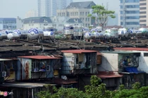 “Bom tấn” chi chít trên nóc nhà tập thể Hà Nội