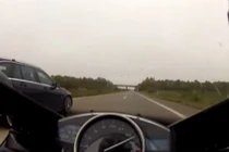 Yamaha R1 đọ tốc độ với Mercedes C63 AMG