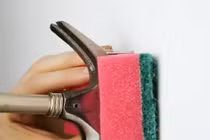 Nhổ đinh mà không lo hỏng tường với mẹo nhỏ này